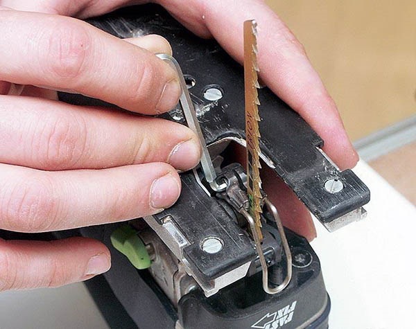 Replacing the saw in the jigsaw with a screw system