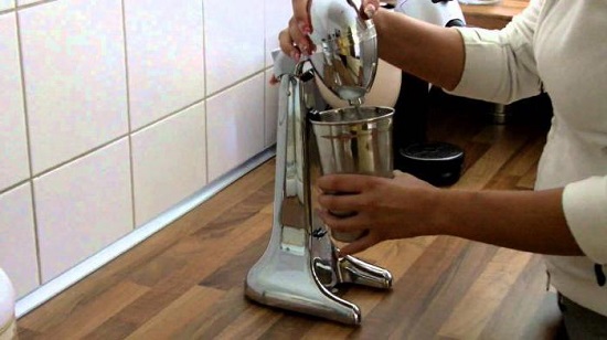 Whipping mixer