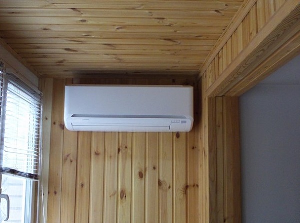 Indoor unit on the balcony