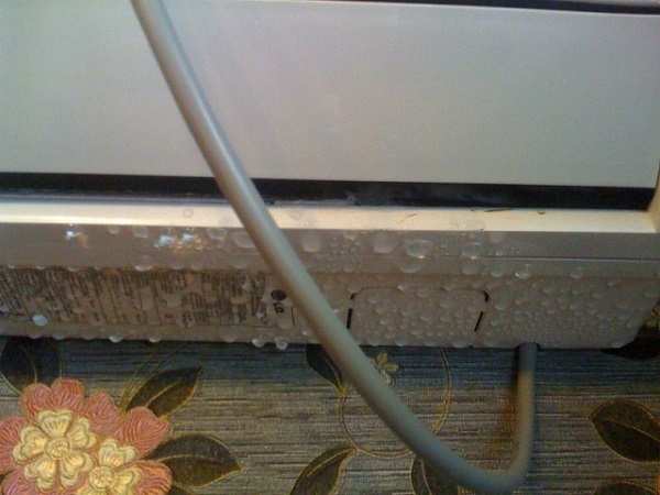 Air conditioner is flowing
