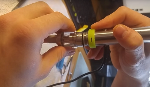 Disconnecting the tank from the atomizer