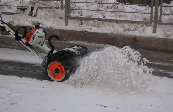 Trimmer with nozzle for snow removal