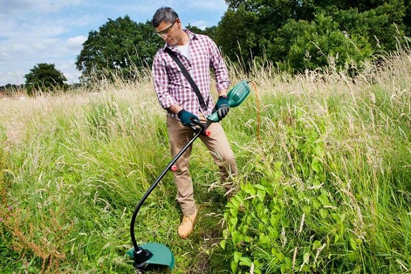 Electric trimmer at work