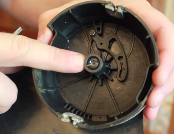 Screw with a slot for a cross-head or flat screwdriver