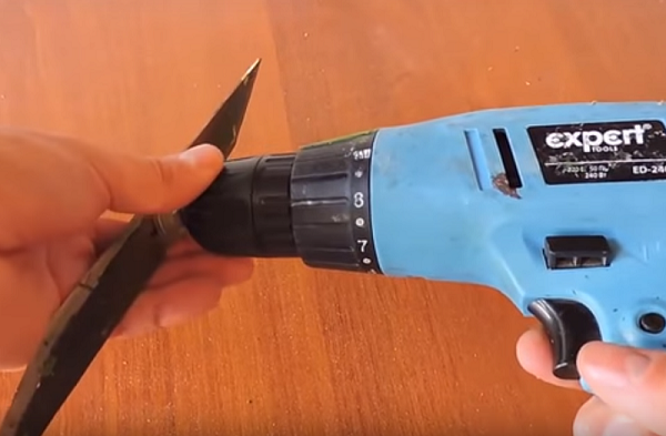 Fastening the knife to the chuck