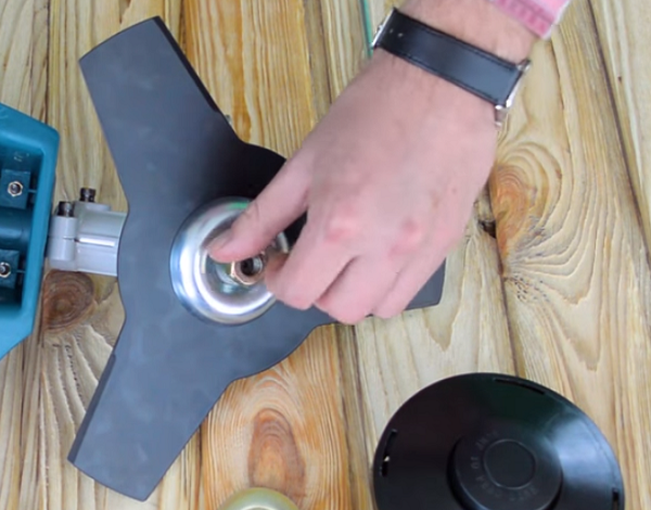 Mounting the cover and nut