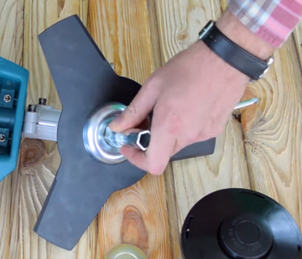Tightening the nut