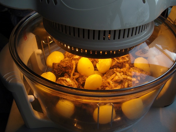 Convection oven in work