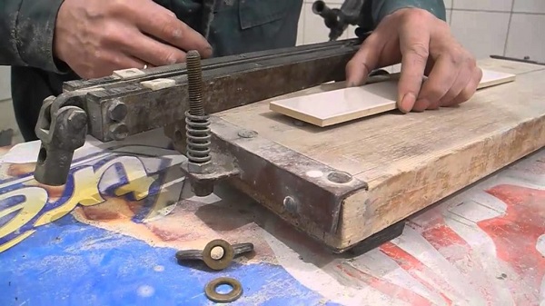 Mechanical tile cutter