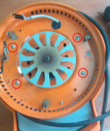 Turn off the screws of the bottom of the fan