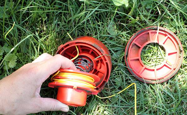 Mowing head assembly