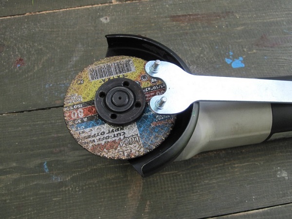 Replacing the disk on the grinder
