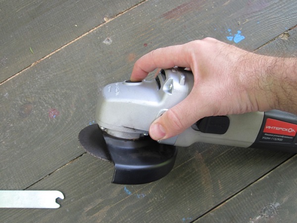 Fixing the spindle angle grinder with a button