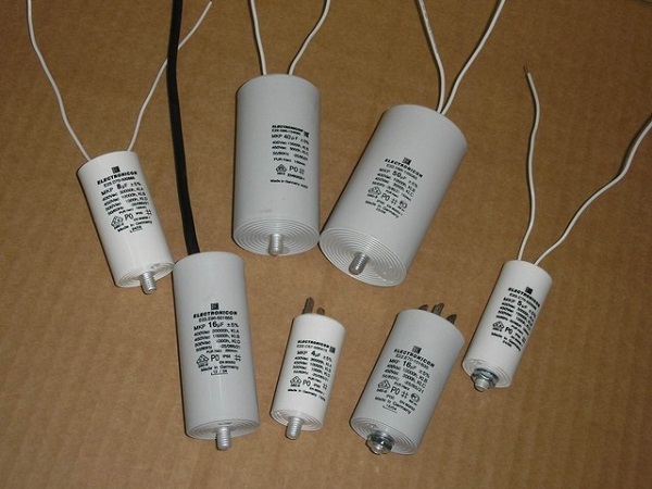 Phase shifting capacitors