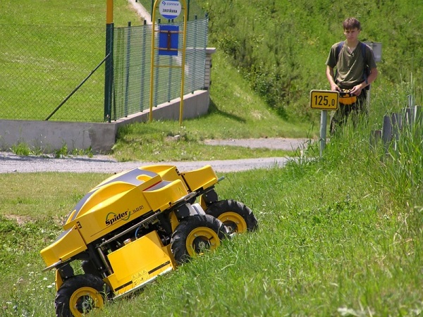 Self propelled lawn mower