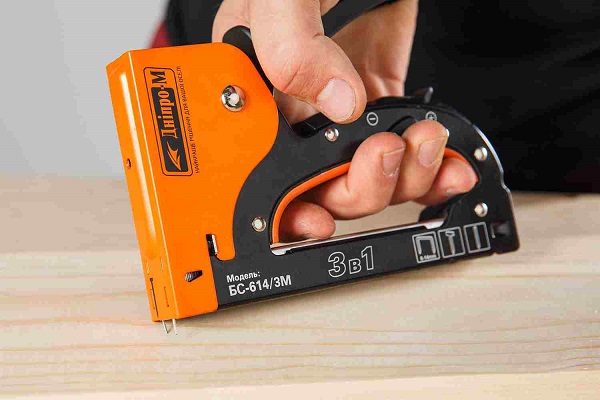 Mechanical building stapler