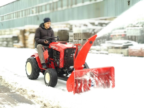 Snow removal with a mini tractor