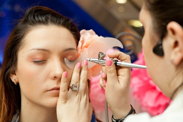 Airbrush artist with airbrush