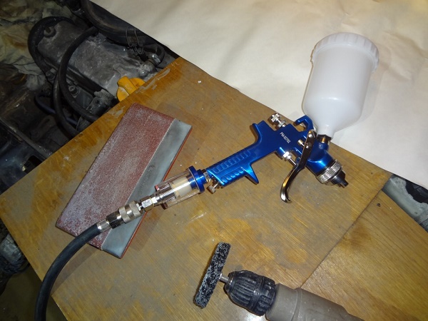 Spray gun with water trap