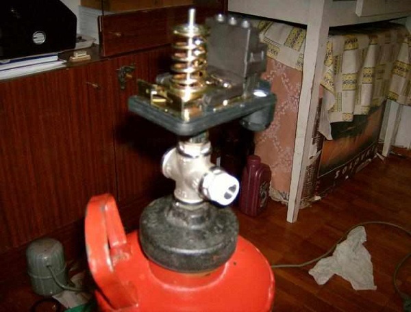 Cross and pressure switch