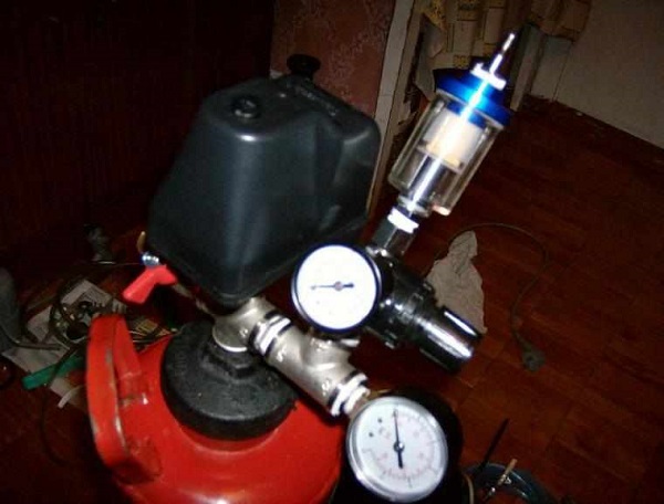 Manometer and gearbox connection with separator