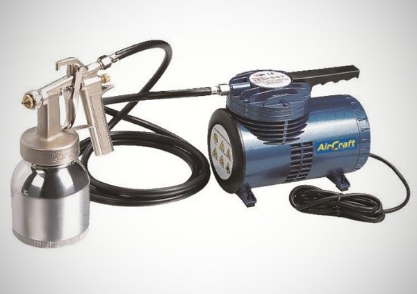 Compressor and spray gun