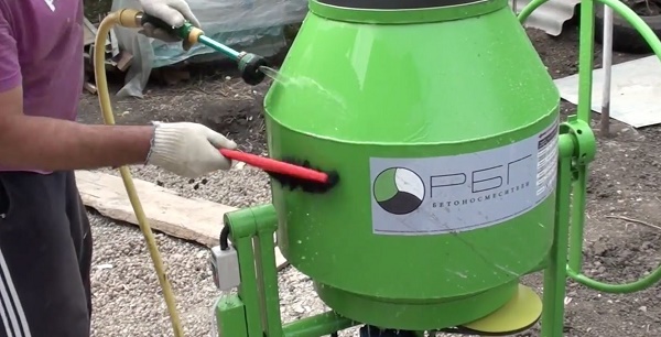 Flushing cement mixers