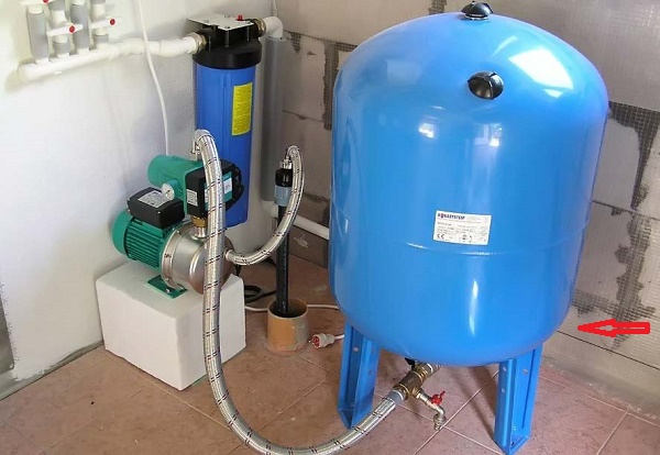Hydraulic tank for pumping station