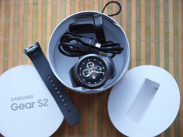 Samsung Gear S2 in the package