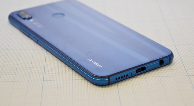 Bottom end of Huawei P20 Lite