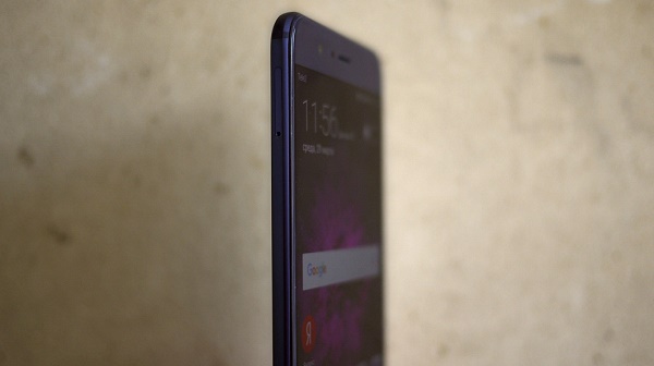 Buttons on the side of the smartphone