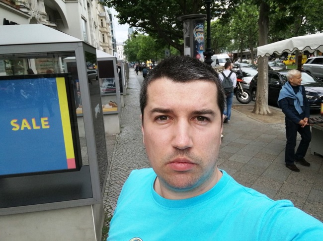 Sample photo on the front camera