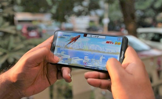 Playing on the smartphone