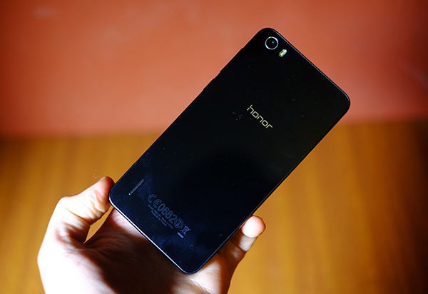 The streamlined shape of the smartphone