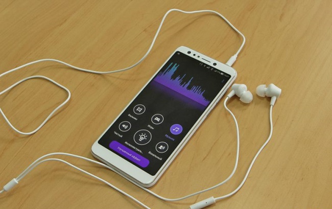 Smartphone and headphones