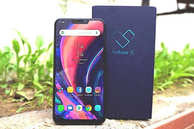 Asus Zenfone 5 with packaging