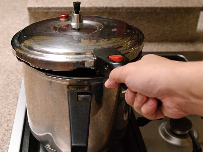 Manual pressure cooker