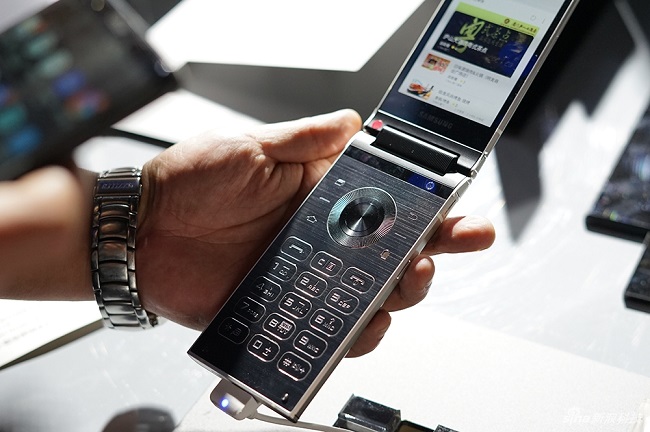 Samsung W2018