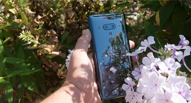 HTC U12 plus in hand