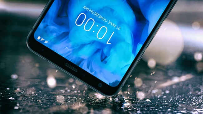 LG Q Stylus + in water